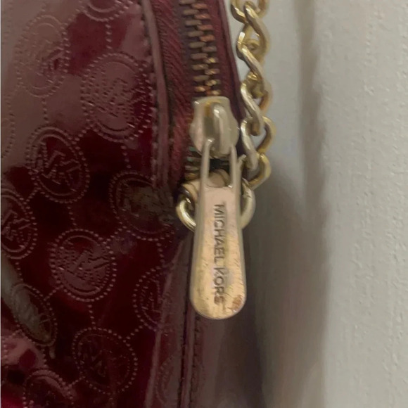 Michael Kors beautiful burgundy, colored Crossbody bag patent with half chain. - Picture 7 of 15